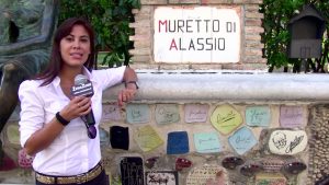 La nostra conduttrice Erika Mariniello davanti al Muretto di Alassio