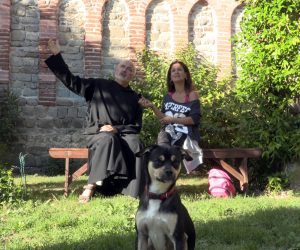 Padre Attilio Fabris con Michela Resi e un piccolo amico del posto