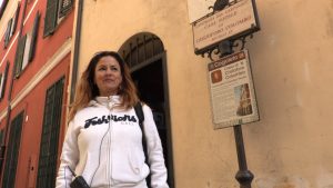 Michela davanti alla casa di Cristoforo Colombo