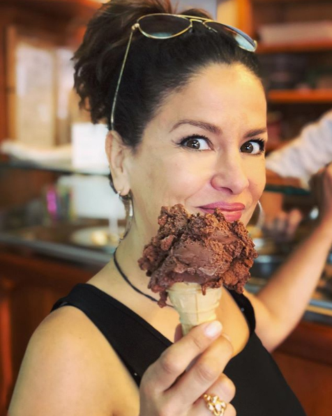 Michela assaggia un gelato senza glutine da Sansebastiano, nel borgo di Quinto Bagnara