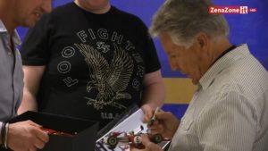 Mario Andretti firma autografi durante il WSLA di Montecarlo