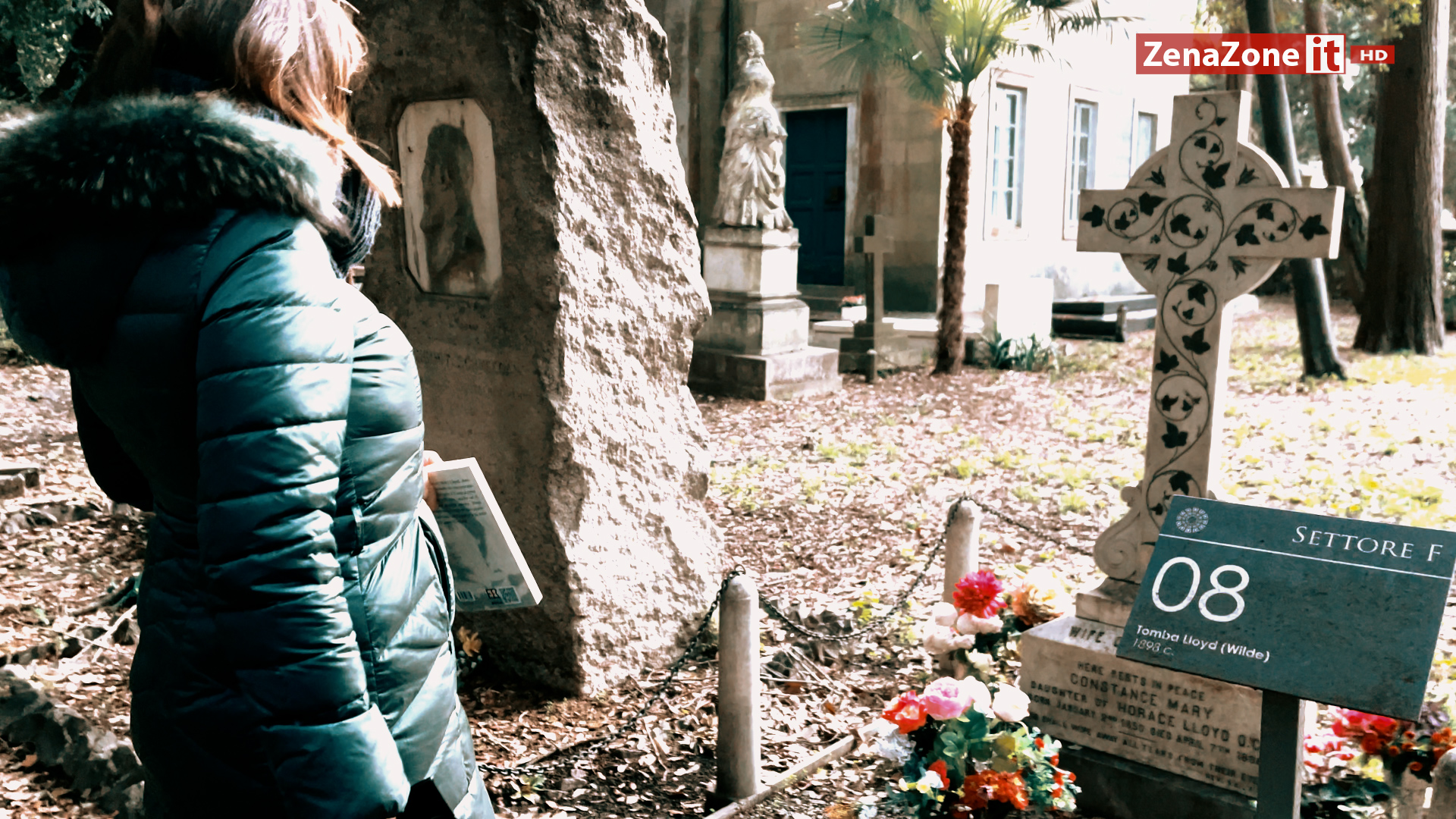 Laura col suo libro sulla tomba di Constance